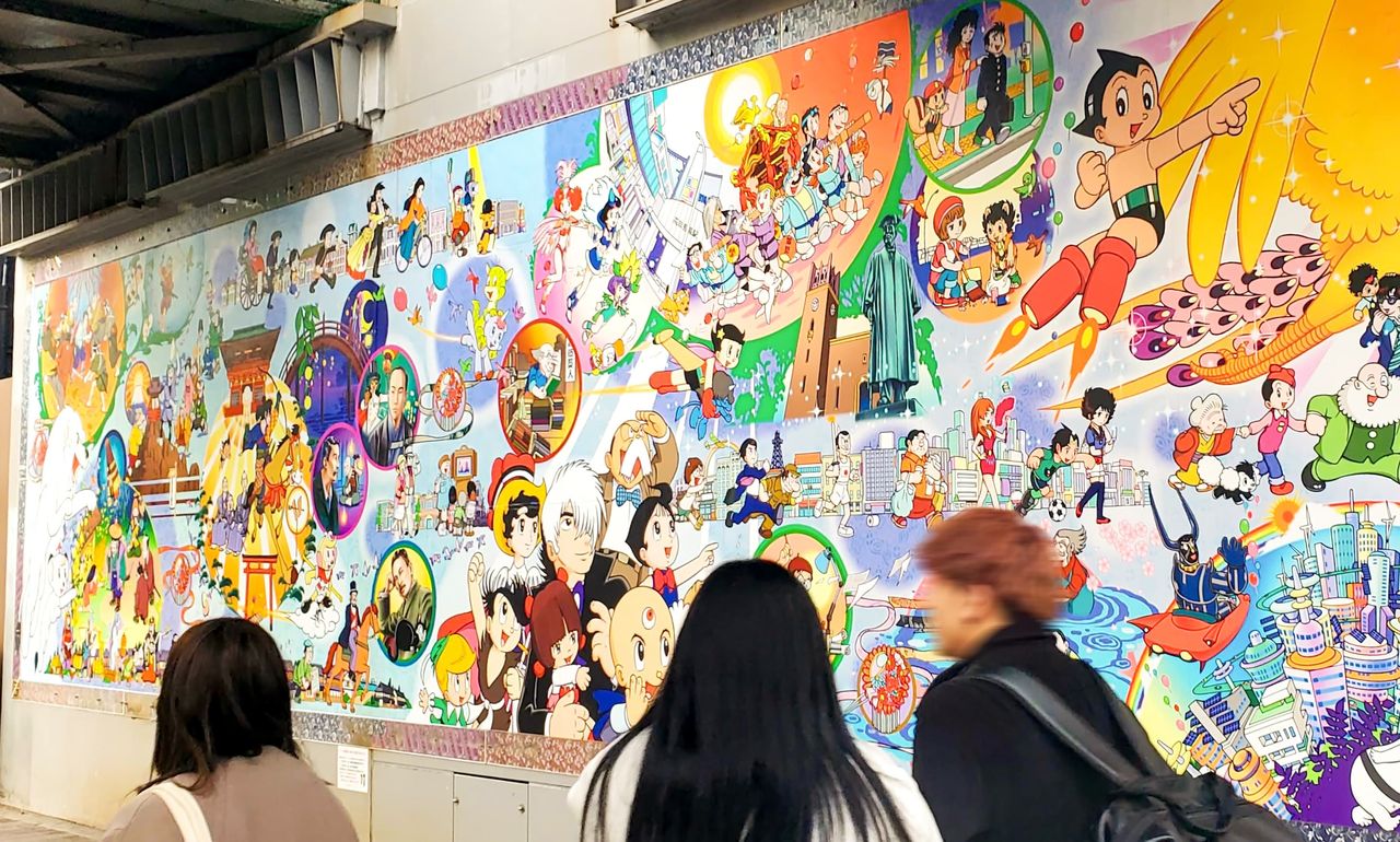 A mural featuring Tezuka characters near Takadanobaba Station. (© Matsumoto Sōichi)