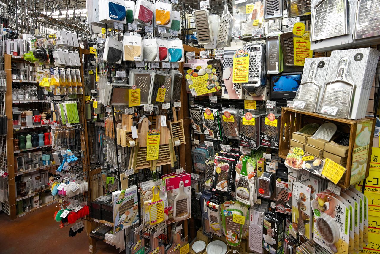 The grater section. Each product has its own yellow sign describing its features. (© Nomura Kazuyuki)