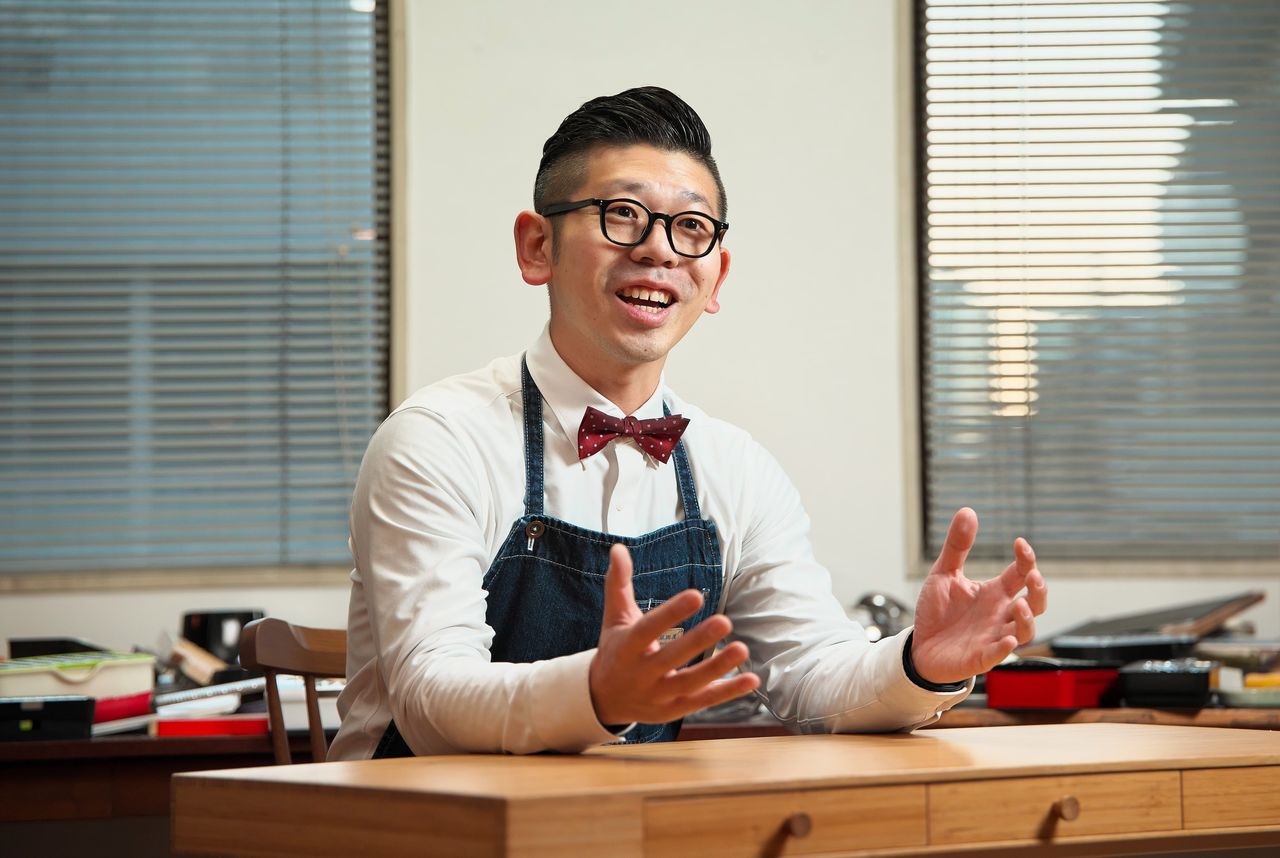 Iida Yūta, speaking at a cookware research session. (© Nomura Kazuyuki)