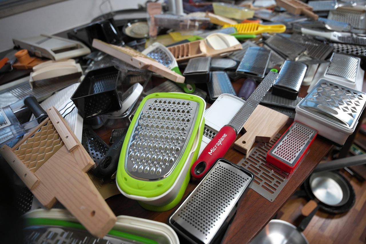Some of the dozens of graters that Iida ordered for product comparison. (© Nomura Kazuyuki)