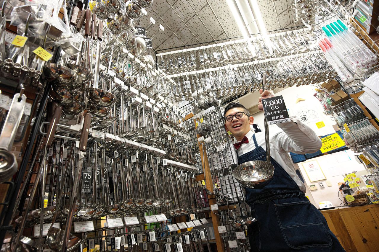 Ladles ranging in size from 1 cc to 2,000 cc are original Iidaya designs. Orders for them stream in from all over the world. (© Nomura Kazuyuki)