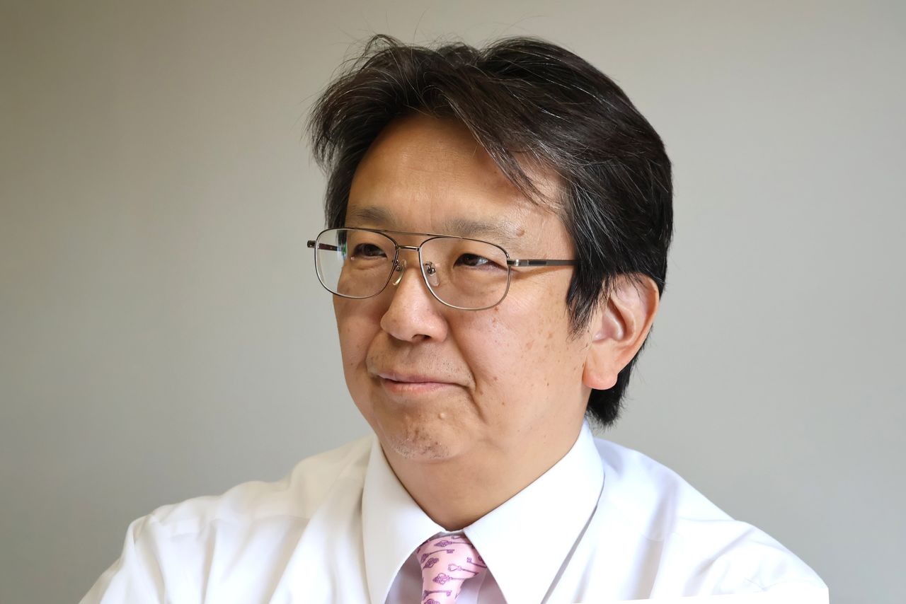 According to Yūki Yasuhiro, nursing care in Japan risks becoming a “system without services.” (© Mochida Jōji)