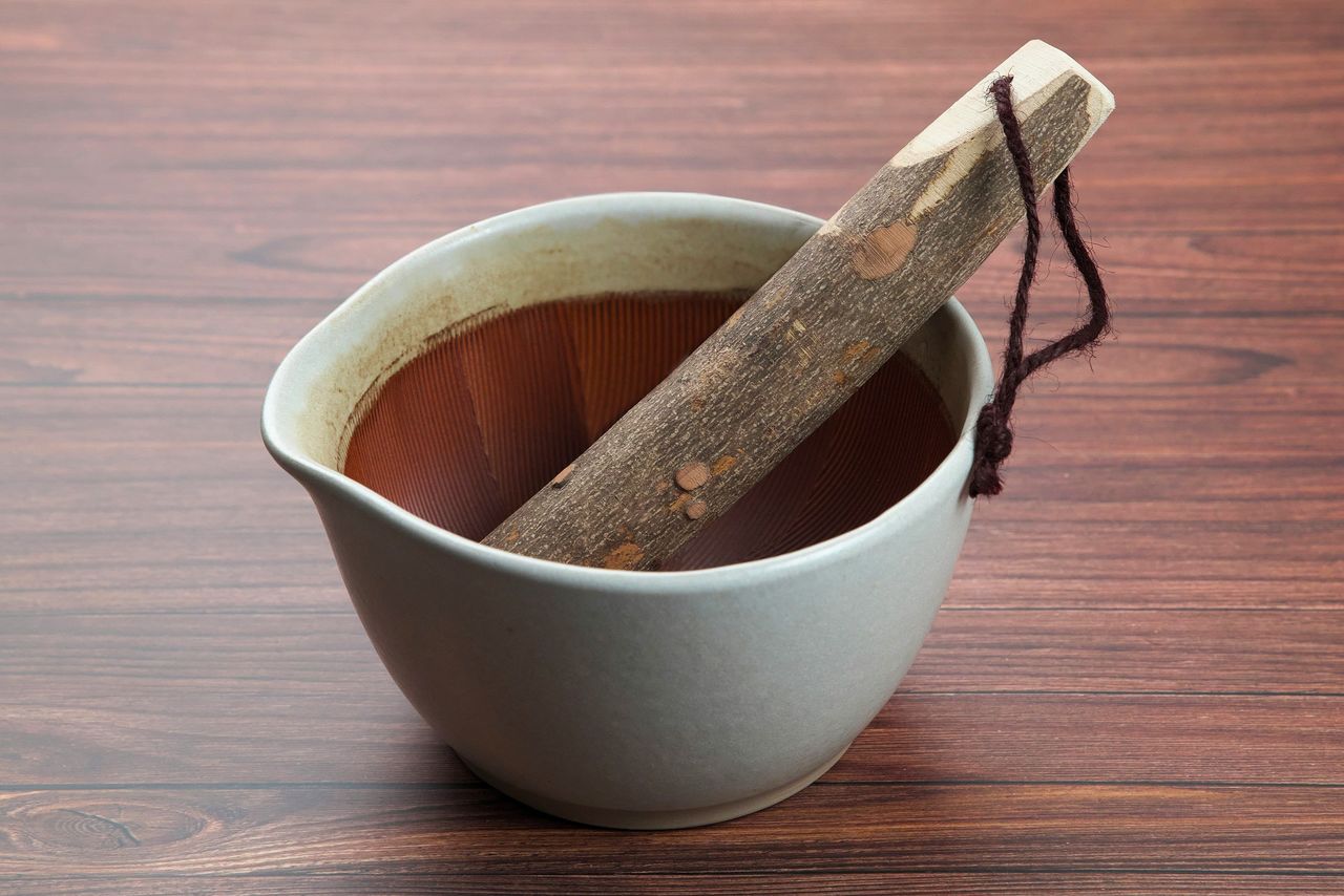 The most popular suribachi at Iidaya. The wide, nonslip base gives it stability. (© Nomura Kazuyuki)