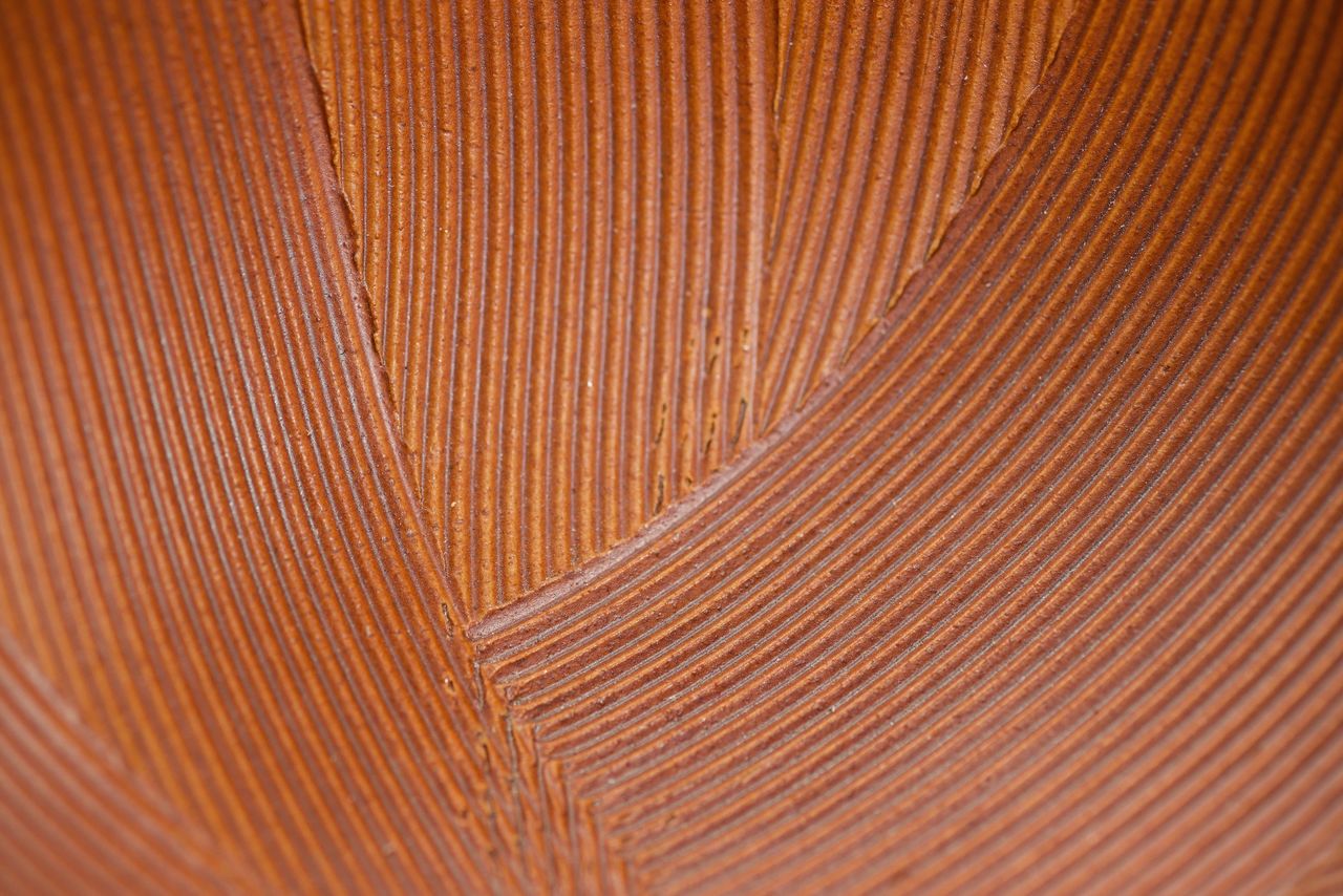 The suribachi ease to use comes from the kushime comb-pattern grooves, combining beauty and function. They are embossed on less expensive types, while the ones hand-carved by artisans have sharper edges that make grating easier. (© Nomura Kazuyuki)