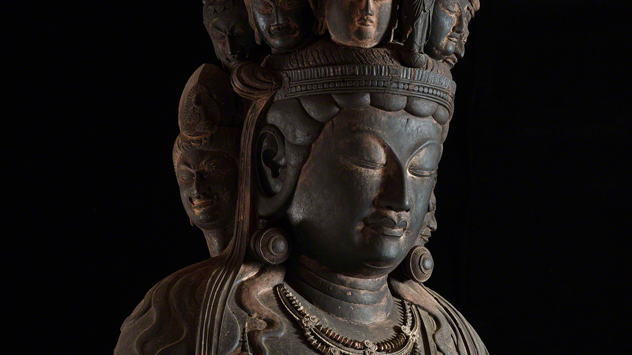 The faces with bared teeth (one of which is seen here) are known as kuge jōshutsumen. (&copy;&nbsp;Muda Tomohiro)