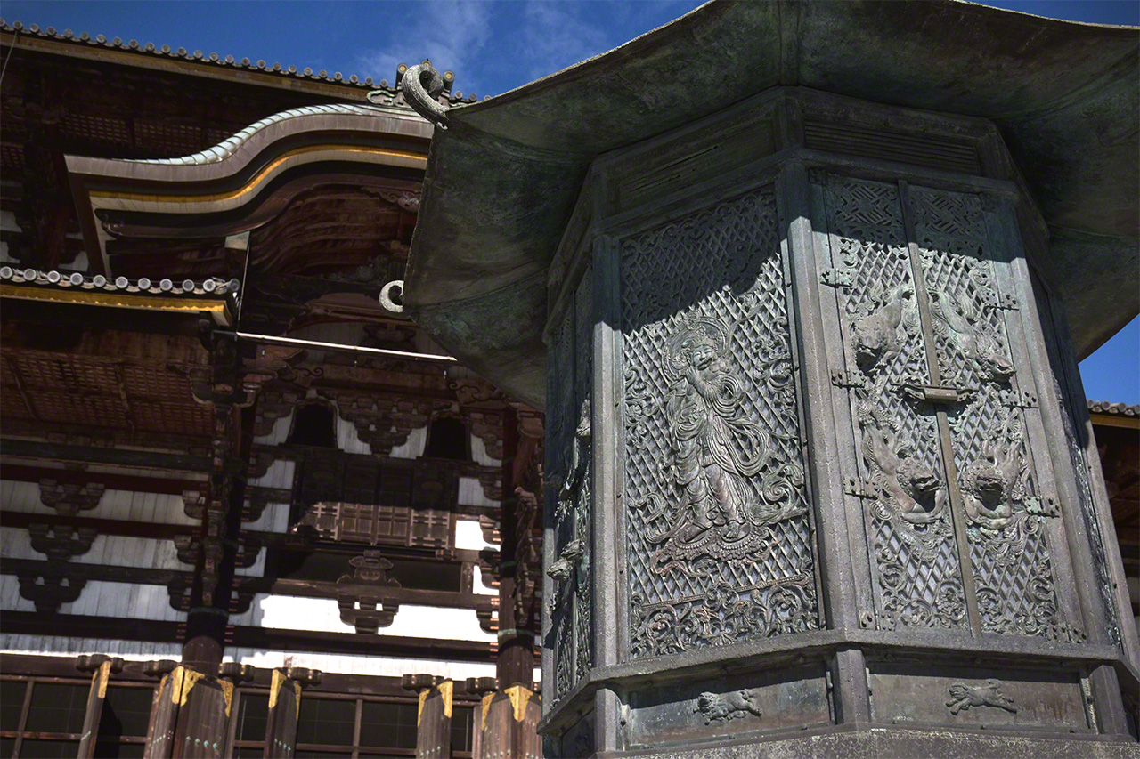 The octagonal lantern that stands in front of the Great Buddha Hall at Tōdaiji. At around 4.6 meters, it is the largest as well as the oldest gold-and-bronze lantern in Japan, and a national treasure. (© Muda Tomohiro)