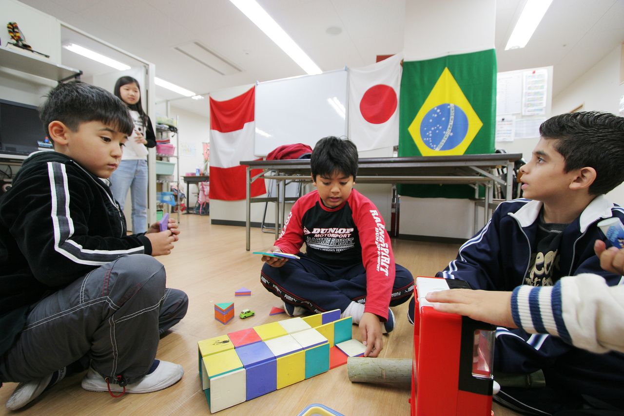 The Paulo Freire Community School, operated by a nonprofit organization at a housing complex where many Brazilians and Peruvians of Japanese descent live, in Toyota, Aichi Prefecture. (© Jiji)