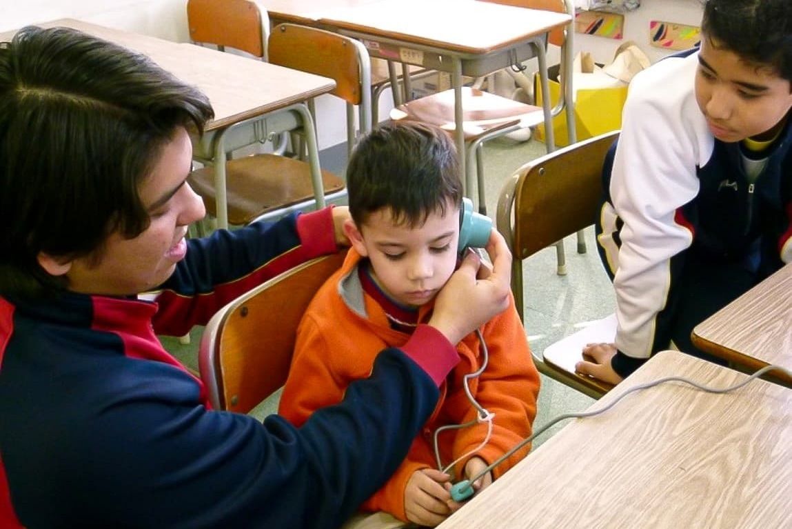 A health checkup conducted by a volunteer at a Brazilian school. (© Kojima Yoshimi)