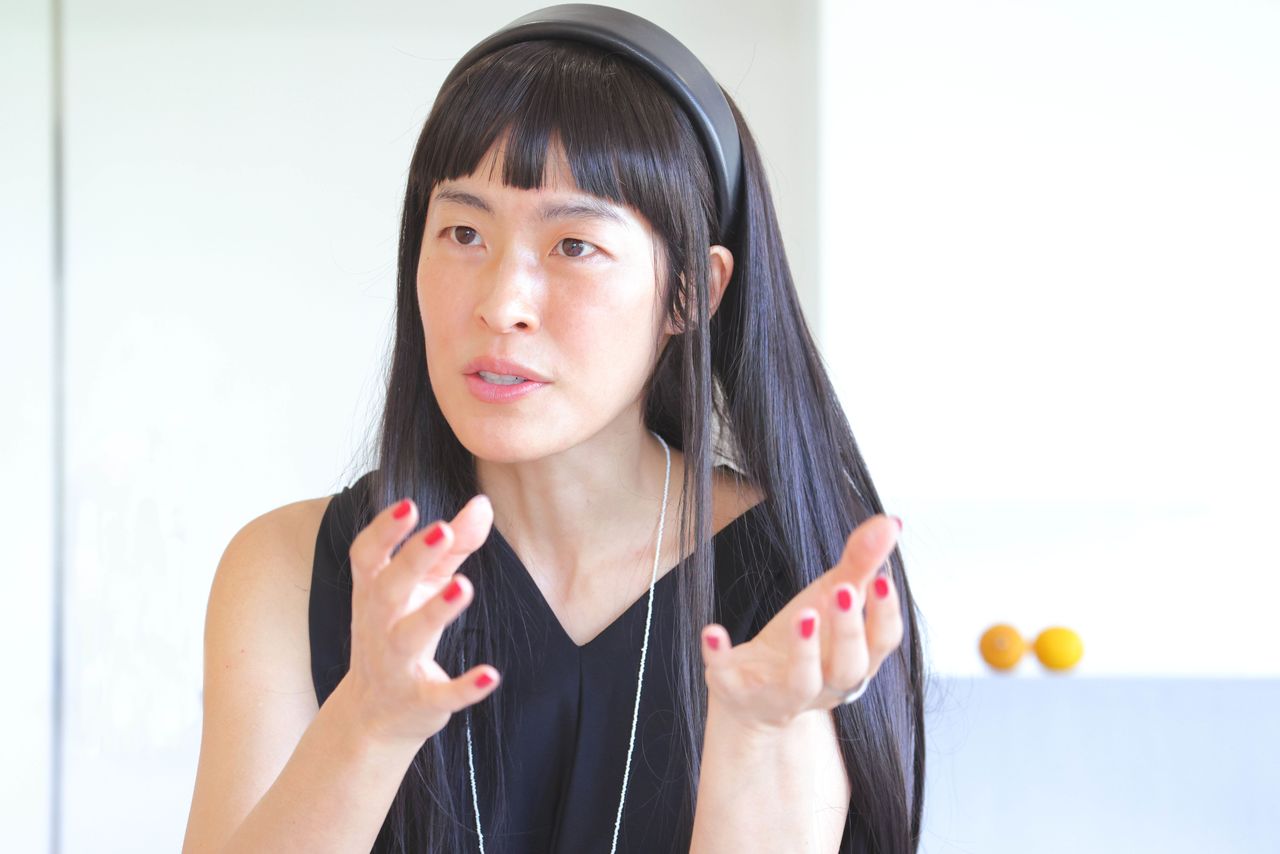 Kobayashi wants to convey as yet little-heard voices to the future. (© Hanai Tomoko)