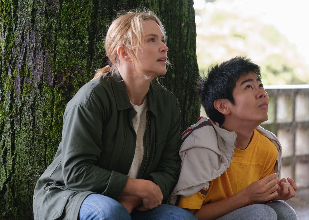 Marie-Lou talks to Tomoki (Kurosaki Kōdai), who has gotten lost.