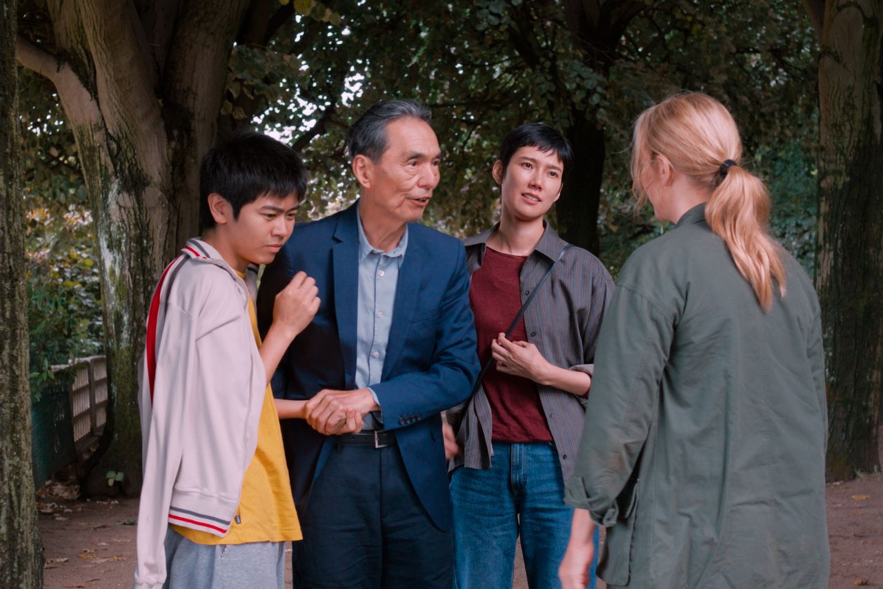 Marie-Lou comes across Mari and Gorō (Nagatsuka Kyōzō, second from left), who has been searching for his grandson Tomoki. Gorō is the actor in a one-man play that Mari has written.