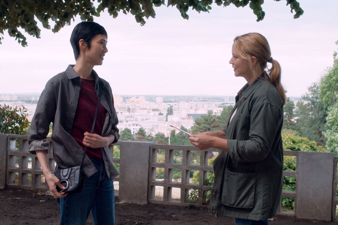 The two meet when Mari gives Marie-Lou a flyer advertising her play.