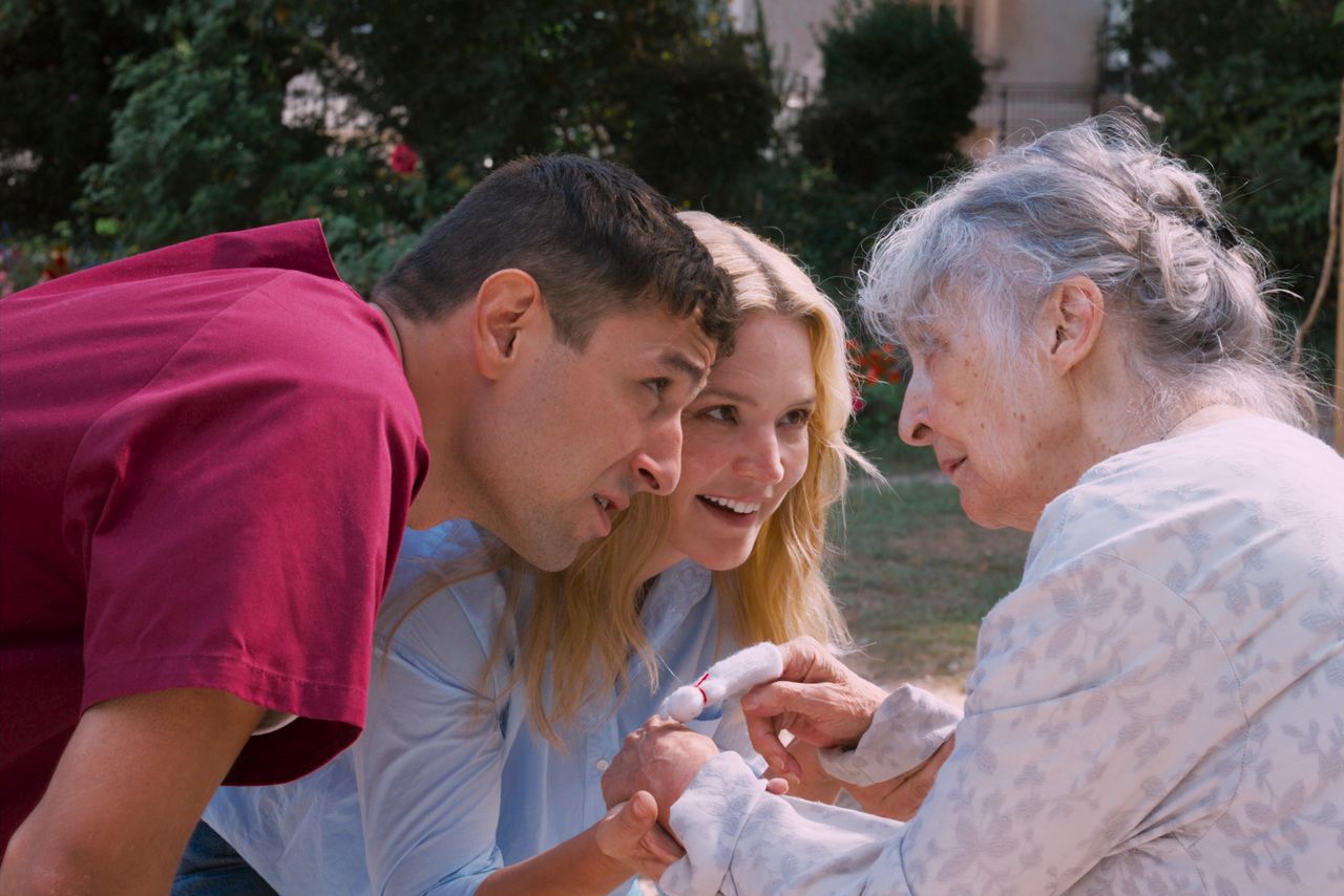 Marie-Lou is frustrated that the seniors’ home she runs is not adopting her vision due to differing opinions on the part of her staff.