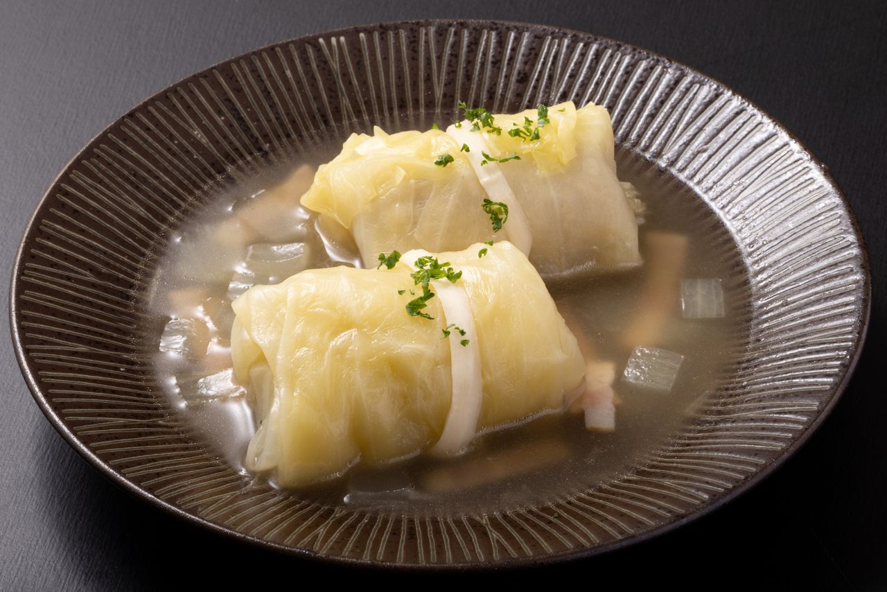 Cabbage rolls tied with kanpyō. (© Pixta)