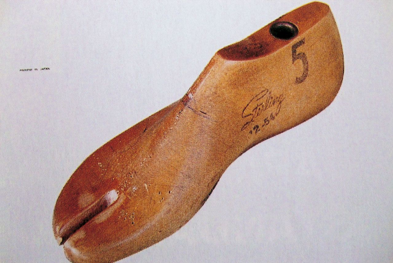 A wooden foot mold created by Pastine with a notch in the area where the toe post would be positioned. (Courtesy Naigai Rubber Industry)