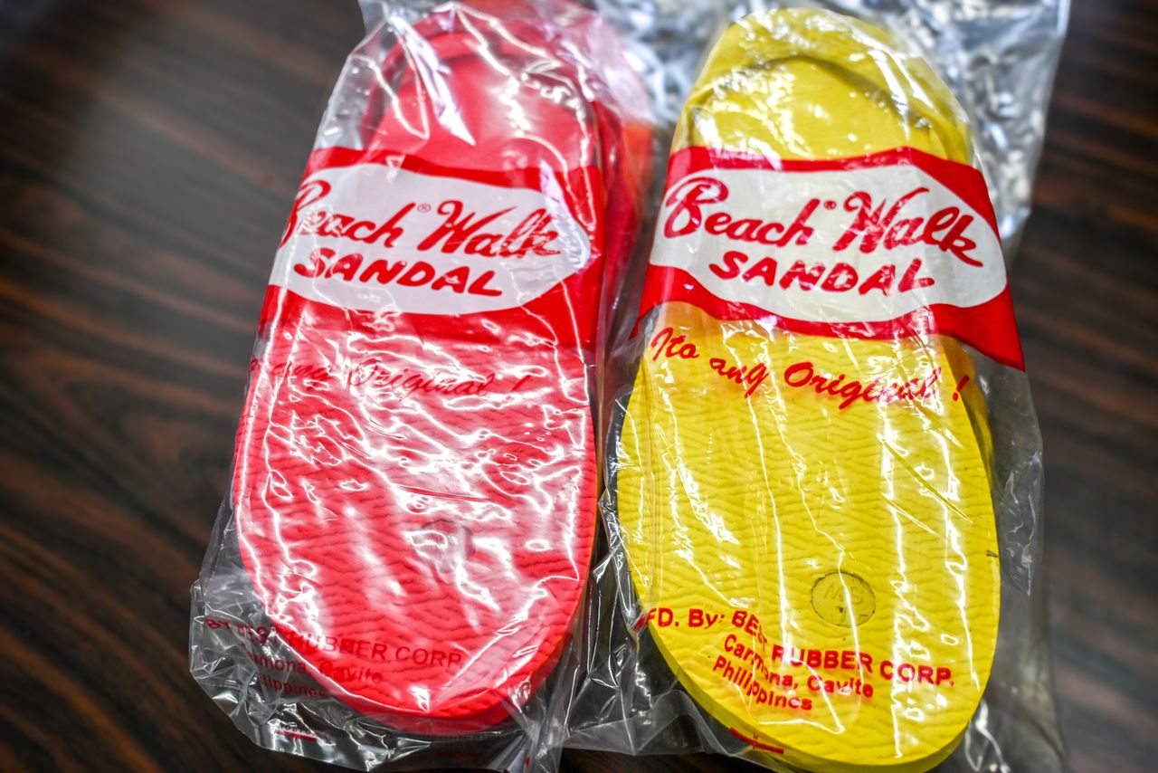 Naigai Rubber Industry’s “Beach Walk” flip-flops. The logo is based on the original design used when the product was first launched. (© Yoshino Taichirō)