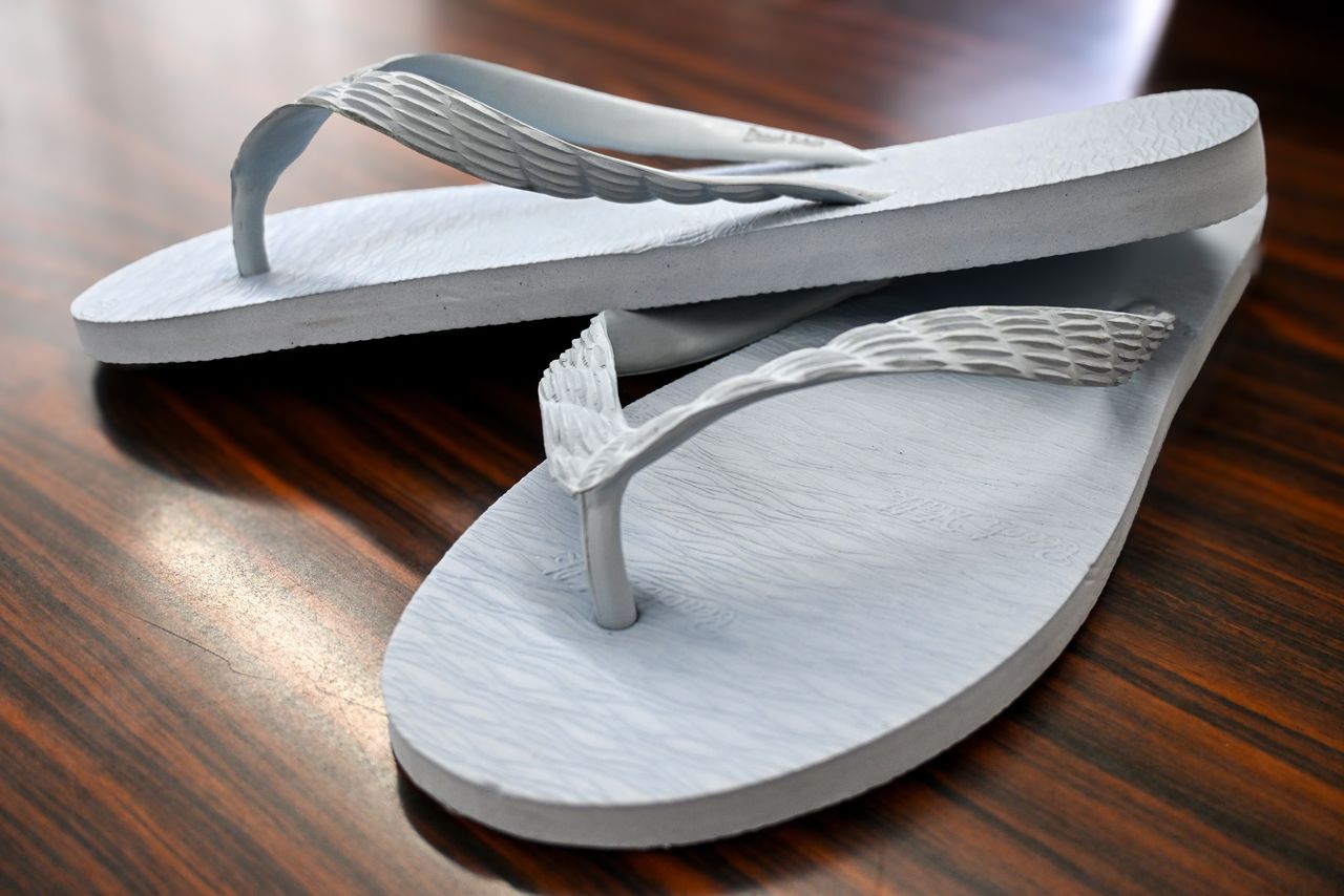 Flip-flops often have soles that are thicker toward the heel. (© Yoshino Taichirō)
