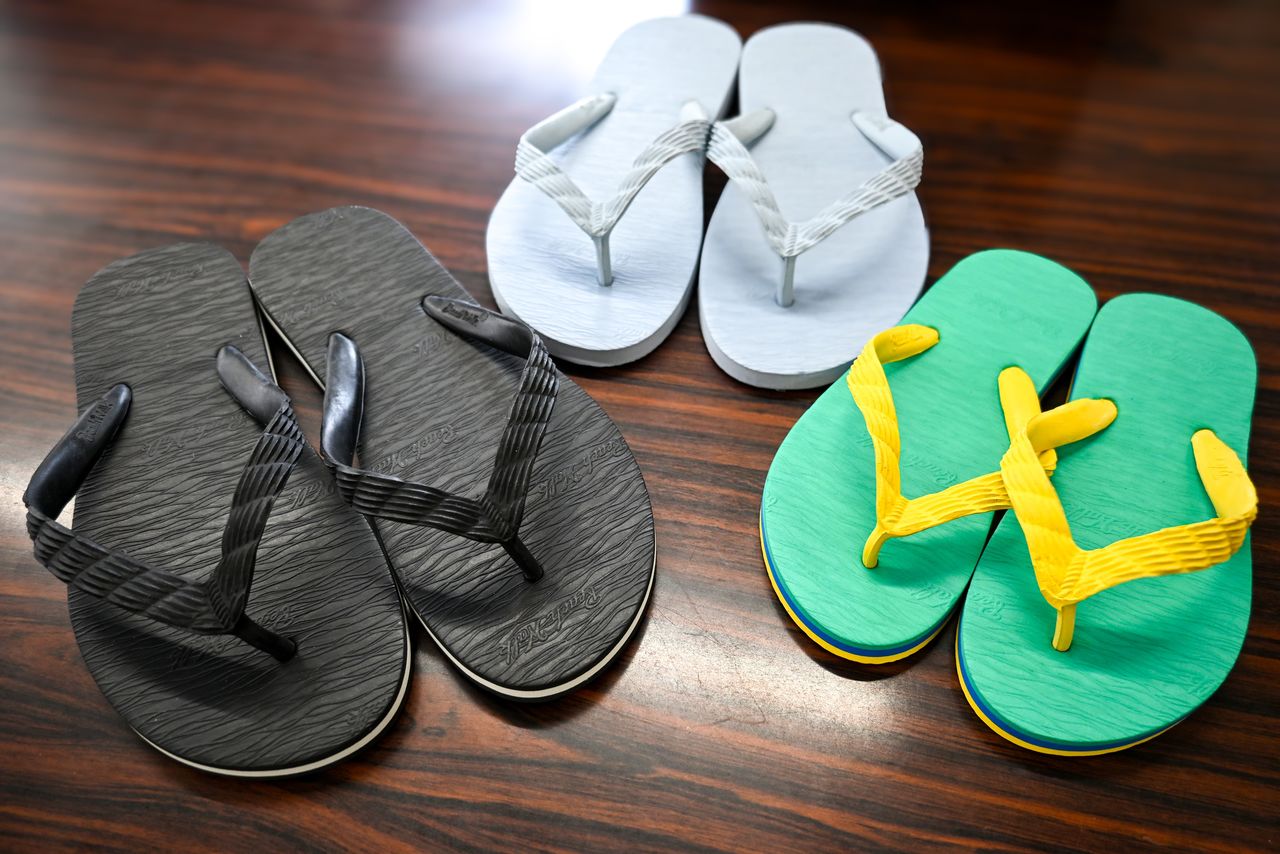 Some of the flip-flops manufactured by Naigai Rubber Industry. (© Yoshino Taichirō)