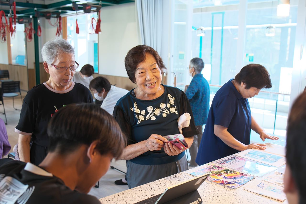 Takeyama Central members exchange banter with soccer players working at the reception. (© Nomura Kazuyuki)