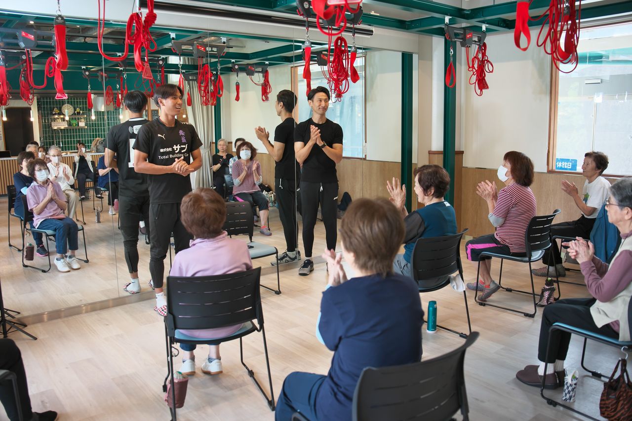 A calisthenics class. Soccer team vice-captain Umigai Shunsuke is on the left. (© Nomura Kazuyuki)