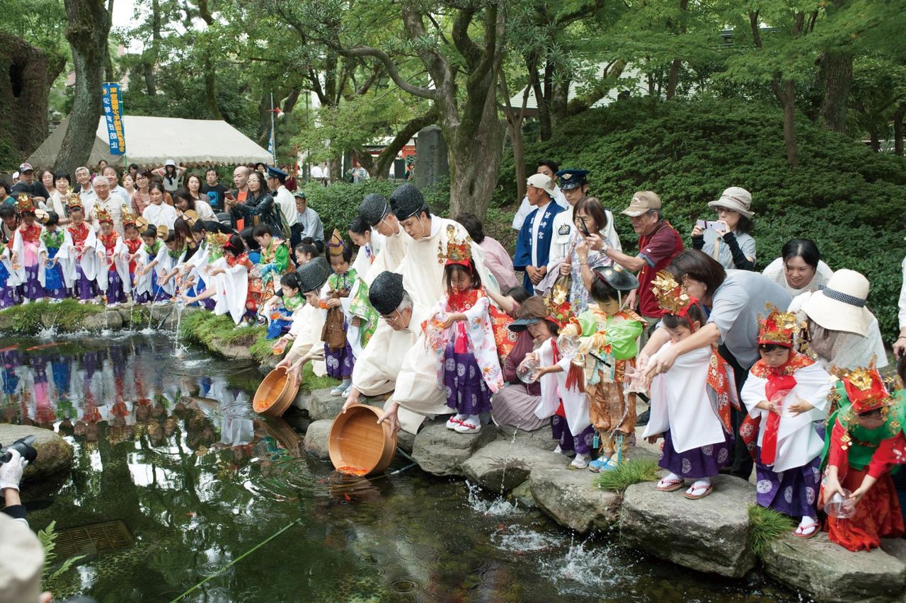 Goldfish are ceremonially released as part of the festival. (© Hakozaki Shrine)