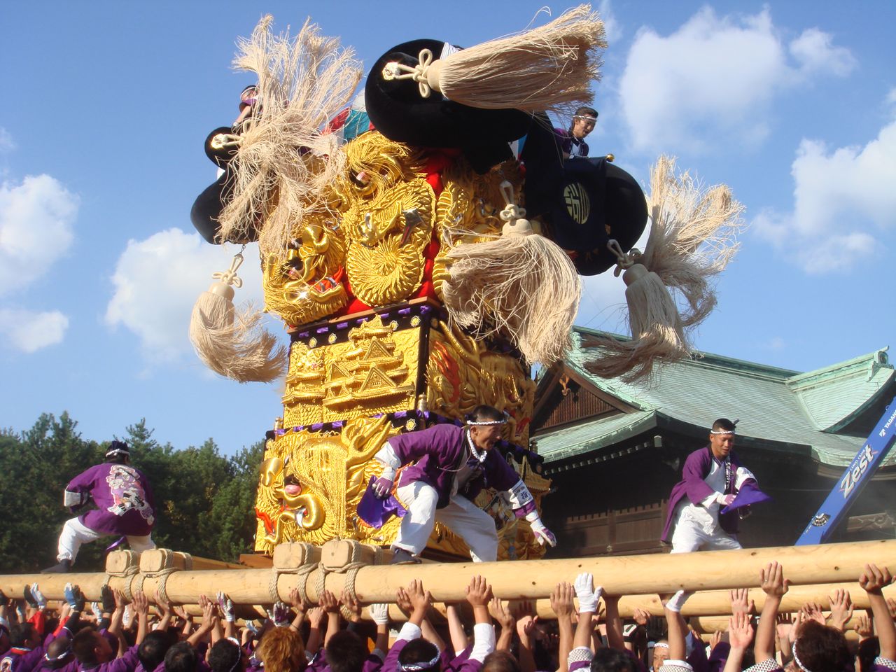 The Niihama Taiko Festival. (© Ehime Local Promotion Association)