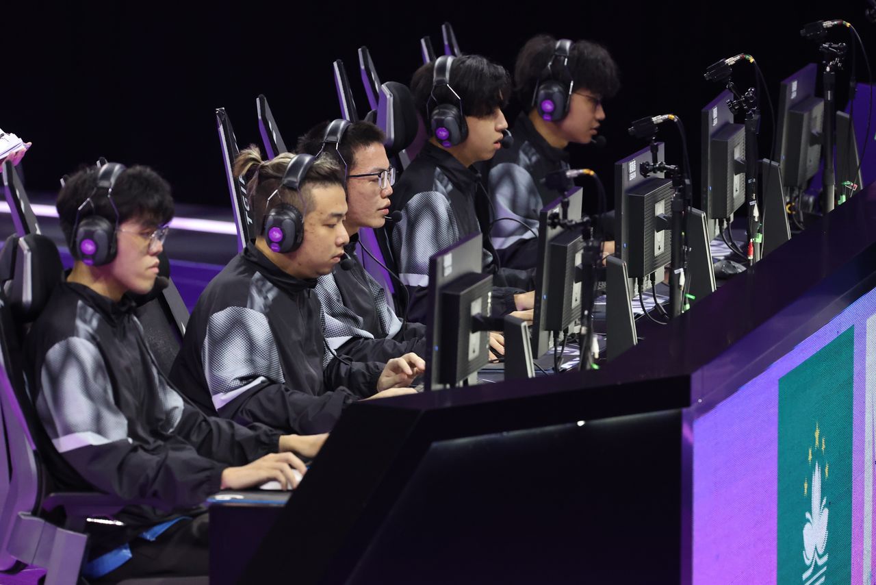 Players compete in esports at the Hangzhou Asian Games in China, September 2023. (© Jiji)