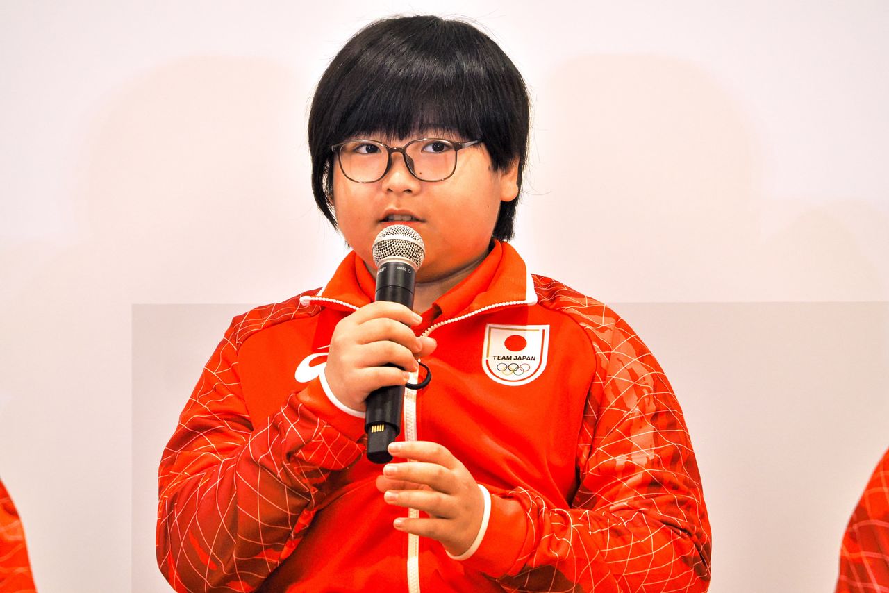 Kurihara Yūki pledges to give his all as Japan’s representative at an August 2026 press conference for the country’s Asian Games team. (© Okayasu Manabu)