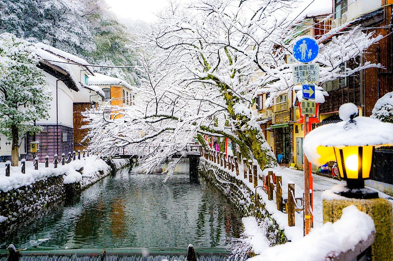 Kinosaki Onsen, Toyooka, Hyōgo Prefecture. This hot spring spa declares itself the “kingdom of crab” every winter and the spa’s ryokan serve lavish crab dishes to guests. (© Pixta)