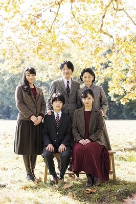 A family photo from November 2020. From left, Princess Mako, Crown Prince Fumihito, and Crown Princess Kiko stand behind Prince Hisahito and Princess Kako. (Courtesy of the Imperial Household Agency)