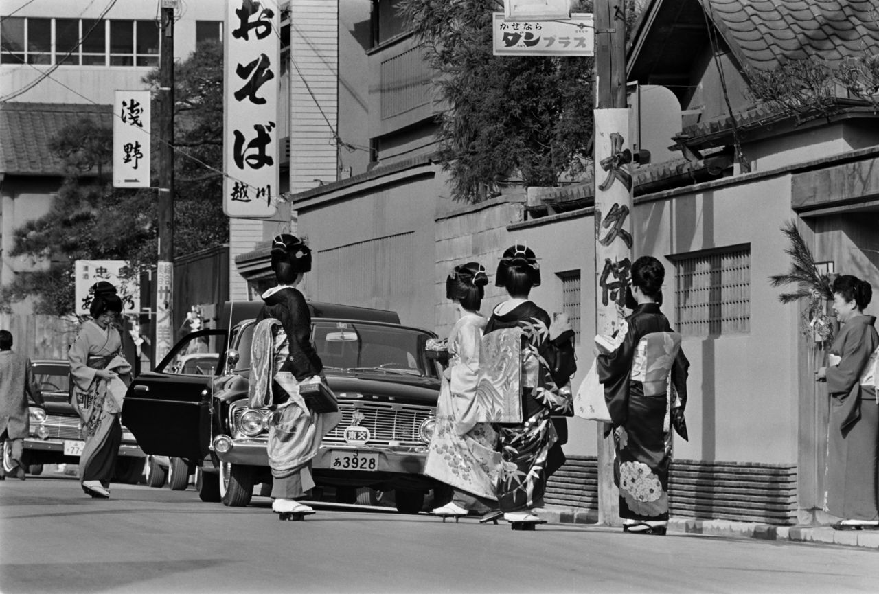 Geisha in Tokyo’s Akasaka district in the 1960s. (© Jiji)