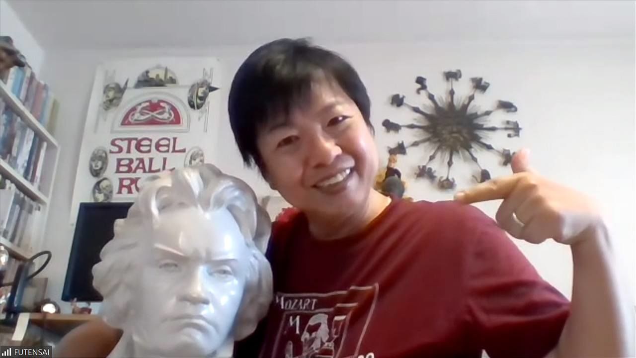 Kajipon poses at home with his carefully repaired bust of Beethoven, one of his great heroes. (Photo taken during Zoom interview with Nippon.com)