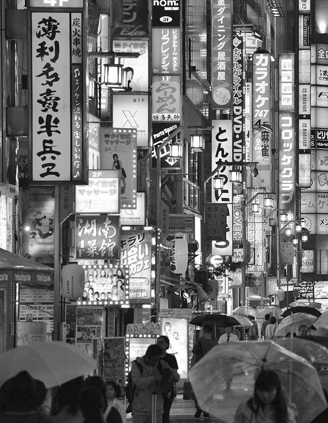 Rain falls on neon-lit Kabukichō in 1971. (© Sankei Shimbun)