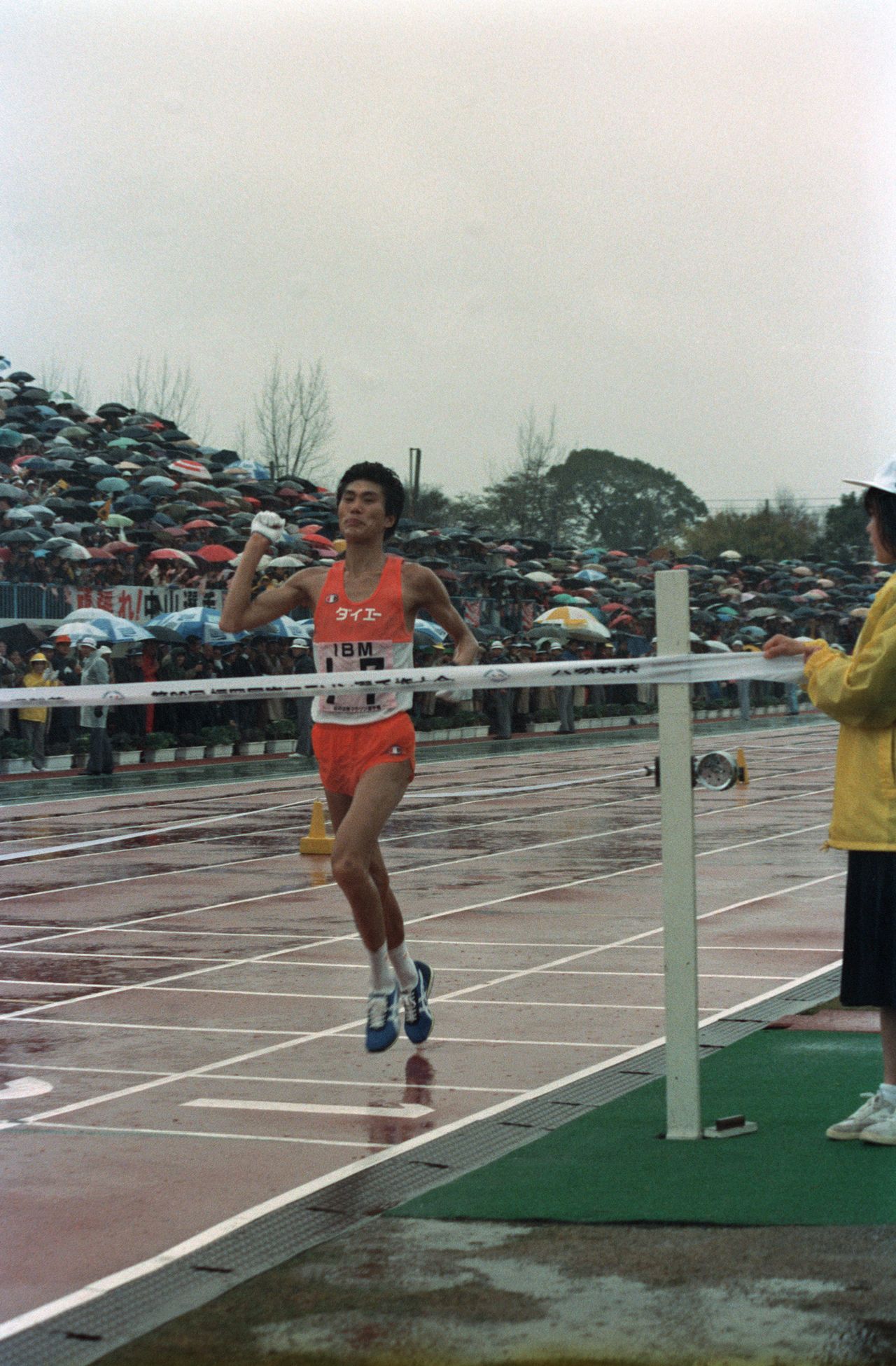 Nakayama Takeyuki after winning the Fukuoka International Marathon in December 1987. (© Jiji)