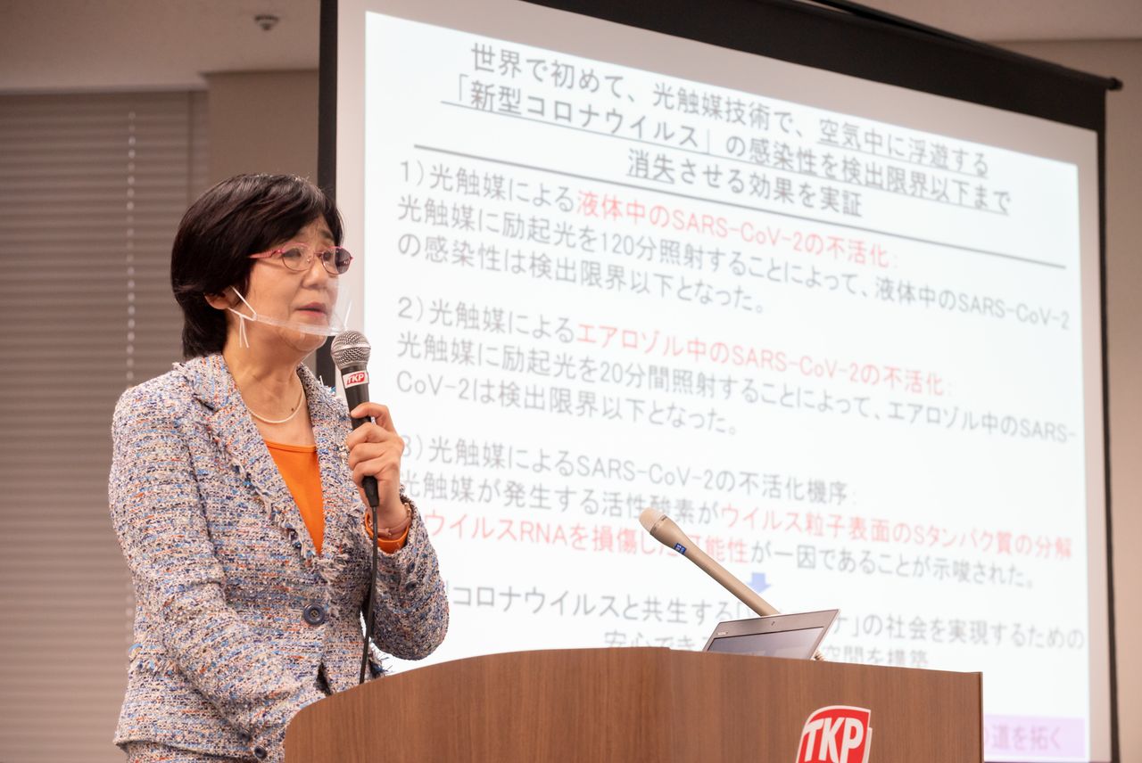 Aida Yōko, senior researcher at the Nihon University School of Medicine, shares test results verifying that Kaltech’s disinfection and deodorization device effectively kills COVID-19. (Courtesy Kaltech)