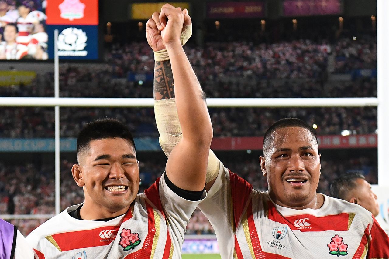 Koo Ji-won (left) and teammate Valu Asaeli Ai when the Japanese team was confirmed in the final eight for the 2019 Rugby World Cup, on October 13, 2019, at Yokohama Stadium. (© AFP/Aflo)