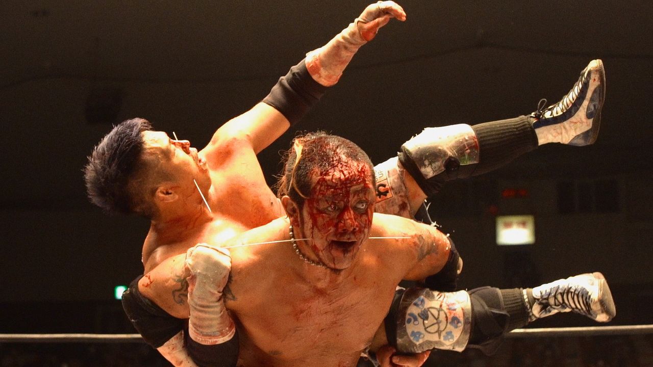 Kasai hoists newcomer Sakuda Toshiyuki onto his back in a match at Tokyo’s Kōrakuen Hall on July 28, 2020, the first organized by Freedoms at the storied venue since the start of the COVID-19 pandemic. (© 2021 Jun Kasai Movie Project)