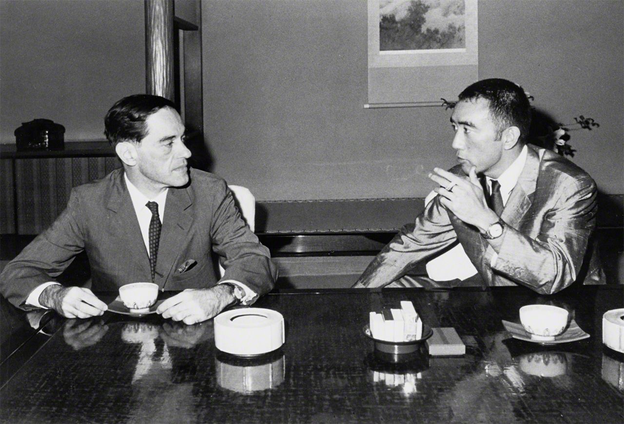 Donald Keene with Mishima Yukio at the Fukudaya restaurant in Toranomon, Tokyo, on June 18, 1964. (© Chūō Kōron Shinsha)