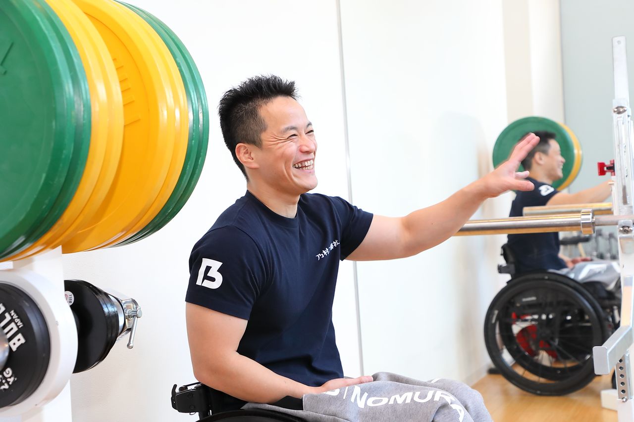 The Strength to Win: Paralympic Powerlifter Nishizaki Tetsuo | Nippon.com