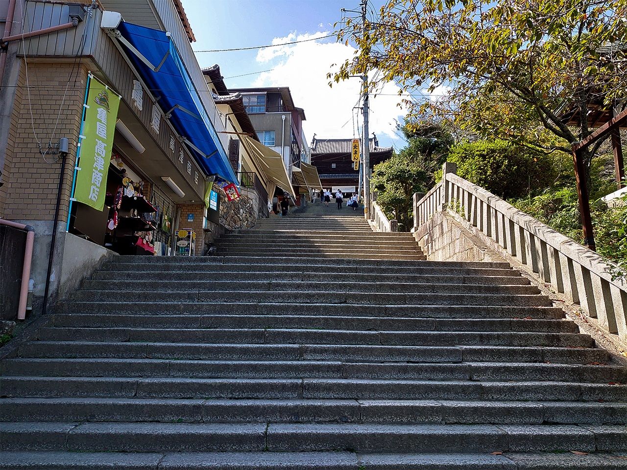 The stone steps up from the main gate, known as Ichinozaka.