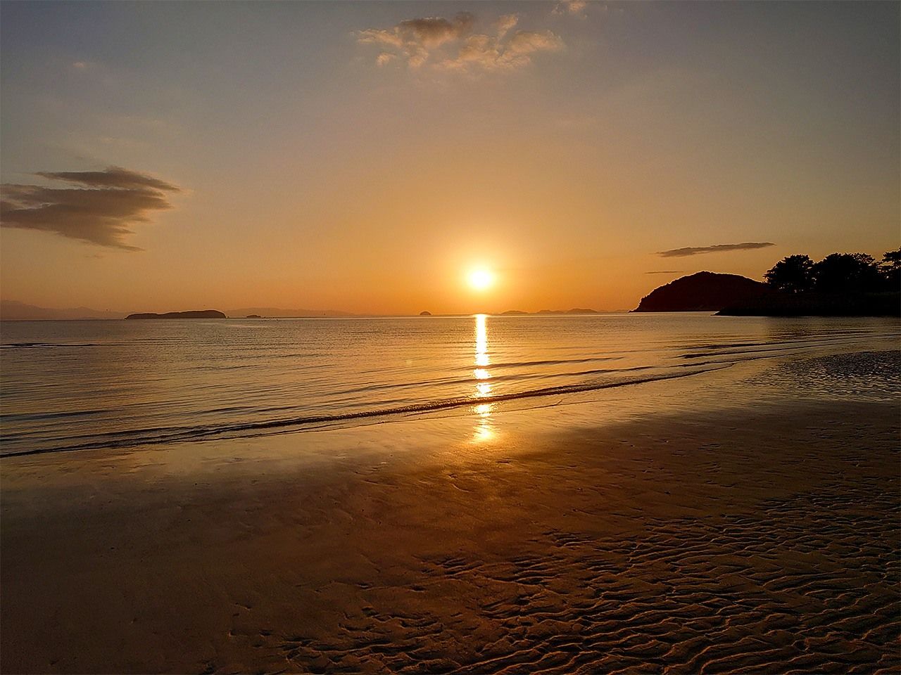 The sunset seen from Chichibugahama beach.