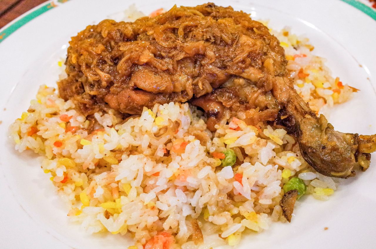 Danbauk, seasoned steam rice crowned with curried stewed chicken (\950). It’s a lot of volume, but it goes down amazingly well. (© Fuchi Takayuki)