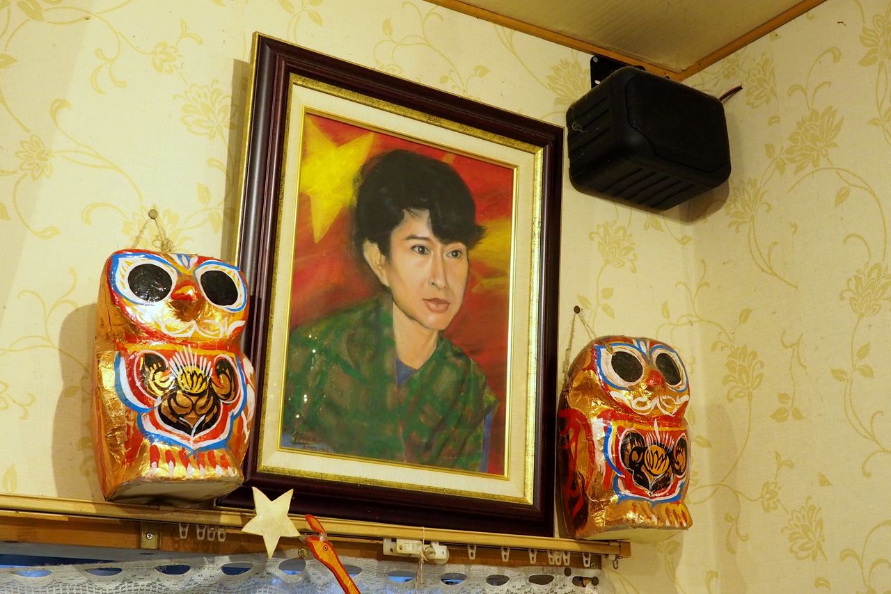 A portrait of Aung Suu Kyi hangs on the wall of Swe Myanmar. (© Fuchi Takayuki)