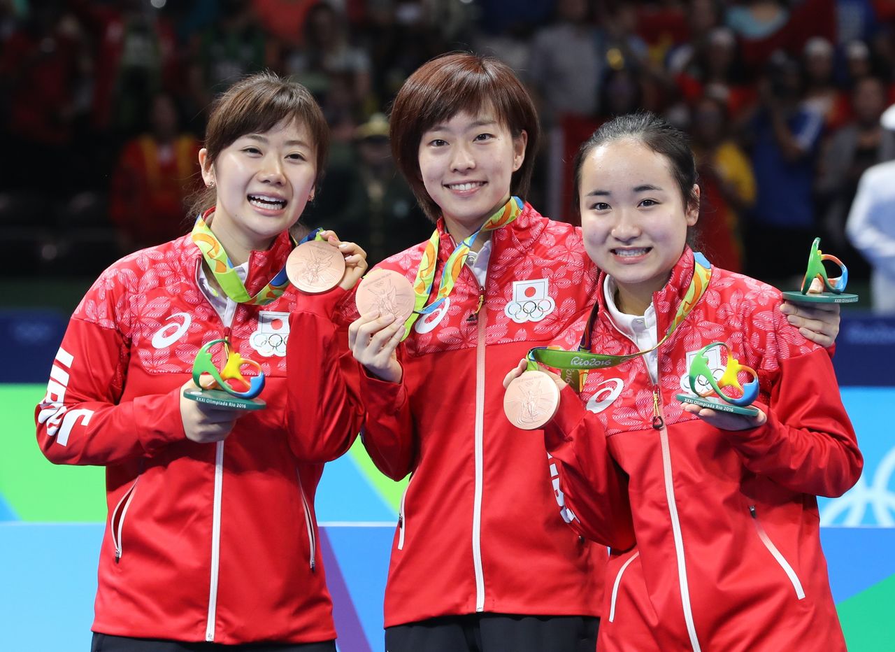 From left: Fukuhara Ai, Ishikawa Kasumi, and Itō Mima pose with their Olympic bronze medals in the women’s team competition on August 16, 2016, in Rio de Janeiro. (© Jiji)