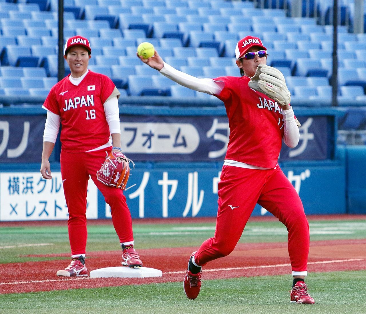 Fujita, at left, watches Ueno in action at the Yokohama Stadium training camp on November 17, 2020. (© Jiji)