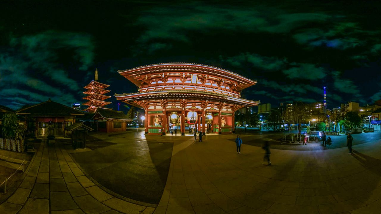The Hōzōmon lit up at night.