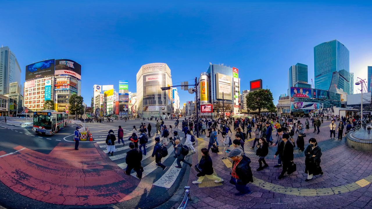 Shibuya’s scramble crossing, world-famous for its throngs of pedestrians. (© Somese Naoto)