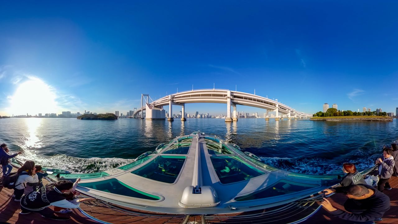 Water buses in Tokyo Bay provide astounding views of the city. (© Somese Naoto)