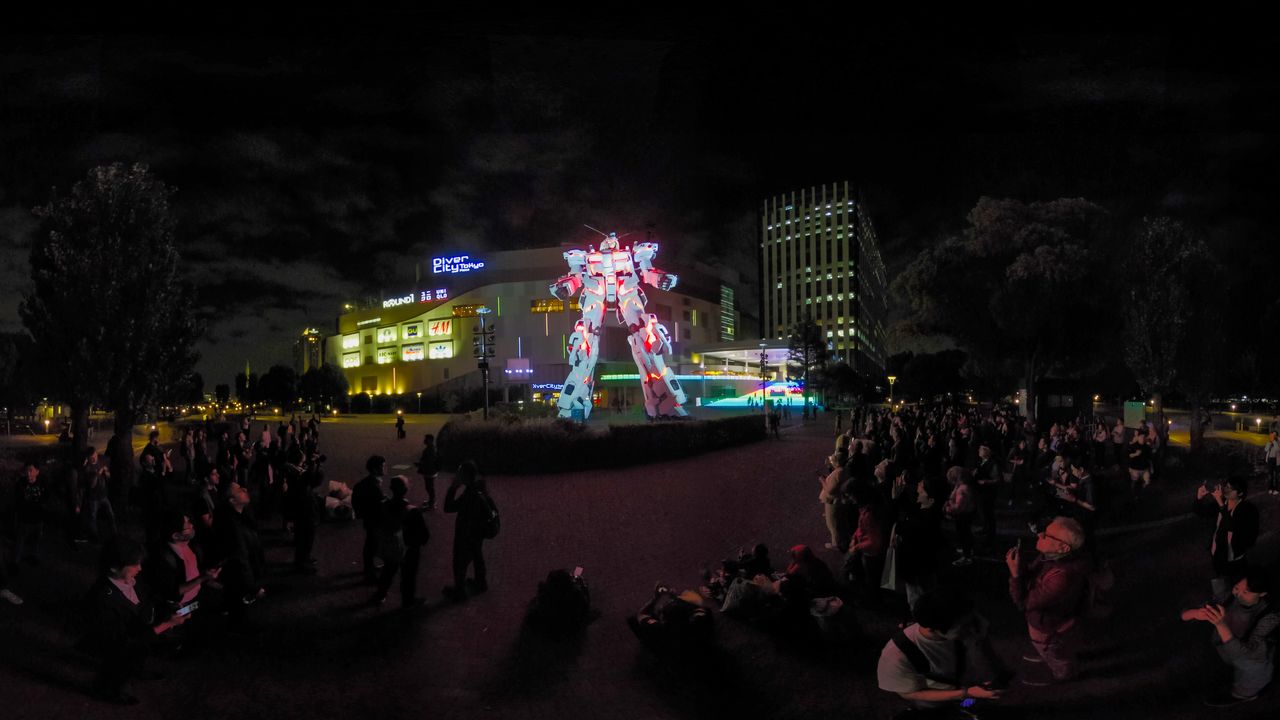The life-size Gundam statue in Odaiba changes poses at fixed times. (© Somese Naoto)