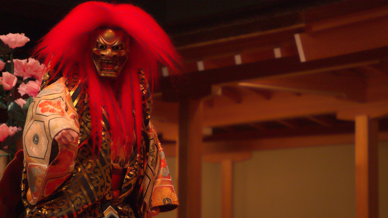 The dancing red lion. (© Otome Kaita)
